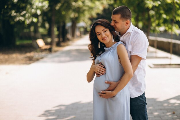 Marido con su esposa embarazada en el parque