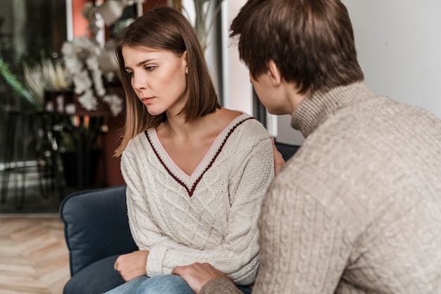 Marido tratando de hablar con su esposa preocupada