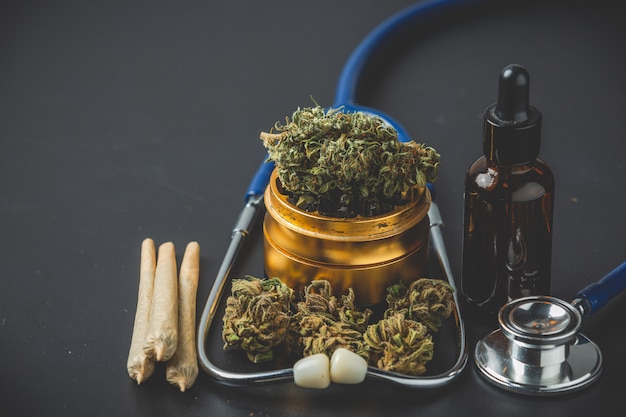 Marihuana medicinal de cerca brotes y articulaciones de cannabis