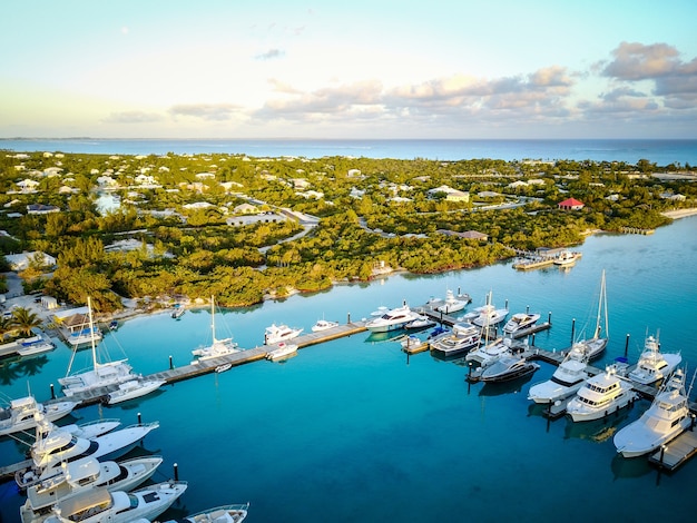 Marina al amanecer con yates de lujo en las islas Turcas y Caicos