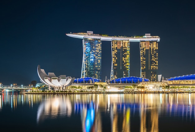 Marina Bay iluminada reflejada en el agua