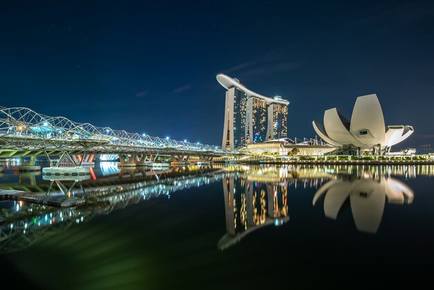 Marina Bay en la noche reflejada en el agua