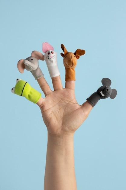 Las marionetas de dedo muestran la composición.