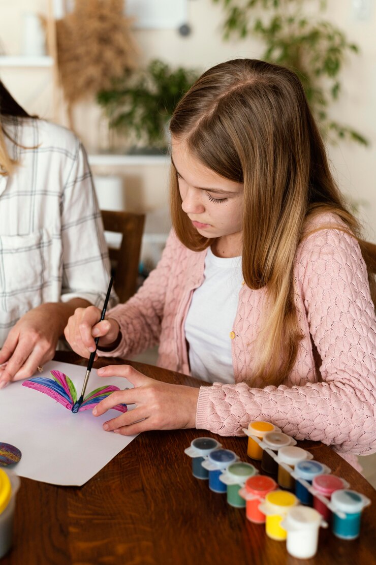 Foto gratuito mariposa de pintura de niño de primer plano