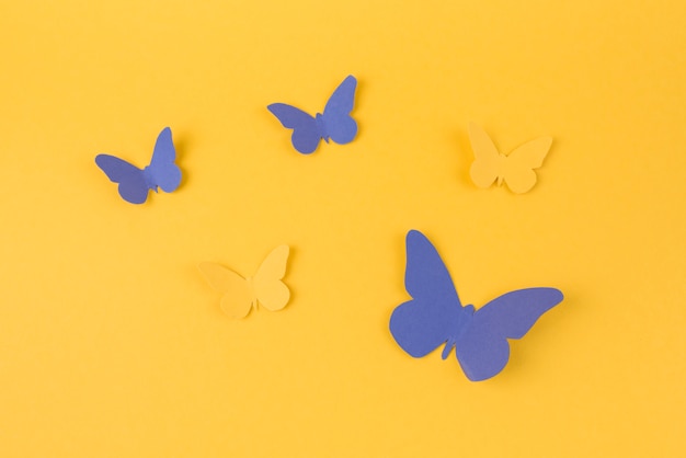 Mariposas de papel esparcidas sobre mesa