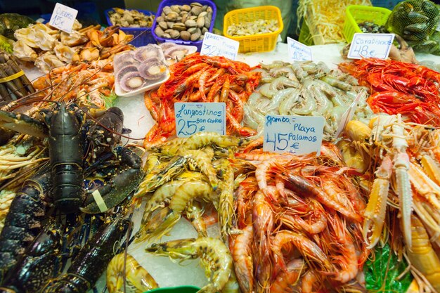 Mariscos frescos en el mercado de contador