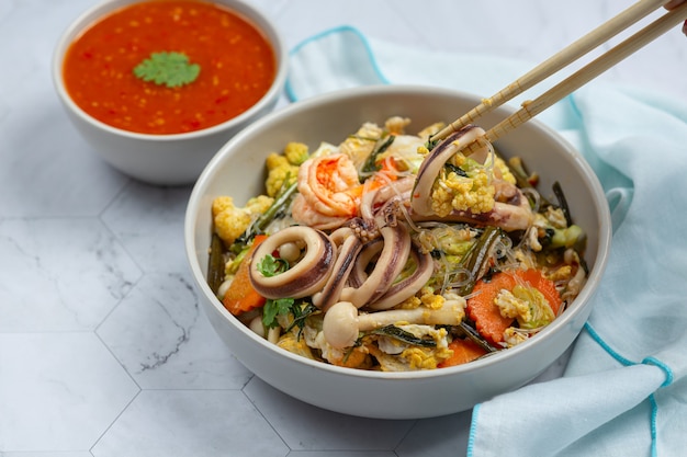 Mariscos sukiyaki servidos con salsa picante suki