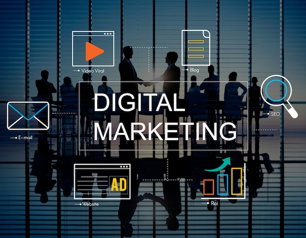 Foto gratuita marketing digital con iconos y gente de negocios