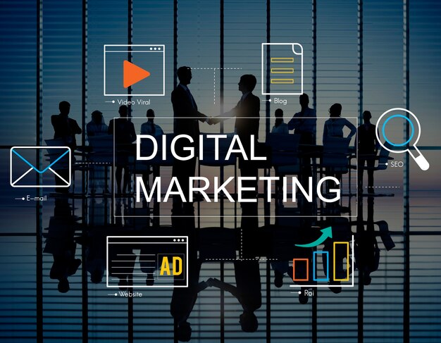 Marketing digital con iconos y gente de negocios