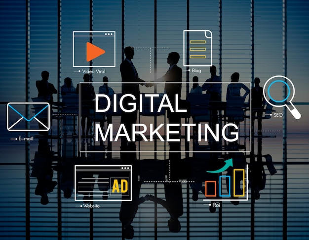 Marketing digital con iconos y gente de negocios