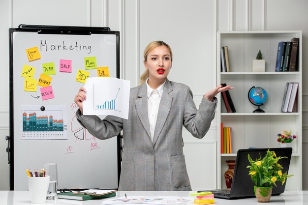 Marketing joven mujer de negocios bastante linda en chaqueta gris en la oficina molesta durante la conferencia