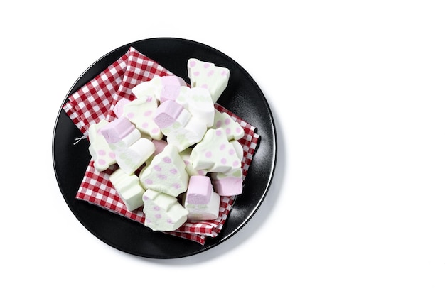 Marshmallow navideño con árbol de Navidad y forma de muñeco de nieve aislado sobre fondo blanco