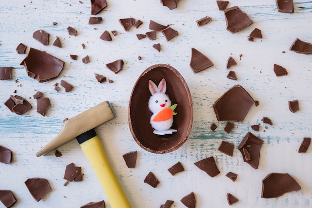 Foto gratuita martillo cerca de huevo de chocolate y conejito