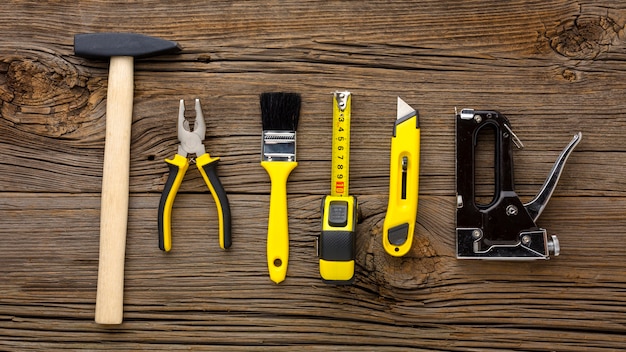 Martillo y herramientas de reparación amarillas