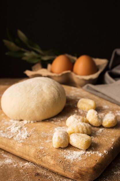 Masa de alto ángulo y ñoquis de patata en tabla de cortar