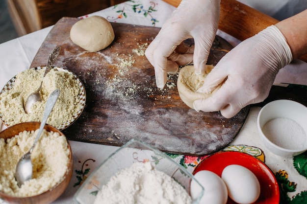 masa carne masa pastelería en proceso de hacer masa cocinar harina huevos en madera rústica escritorio marrón