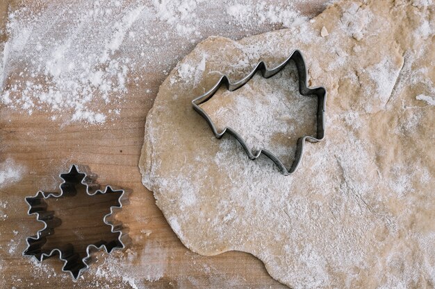 Masa cerca de cortadores de galletas