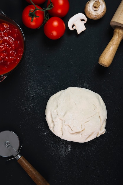 Foto gratuita masa cerca de los ingredientes de la pizza