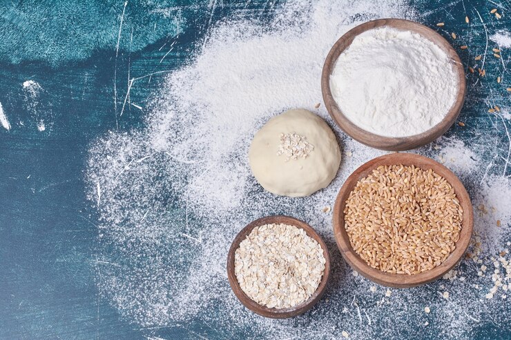 Foto gratuito masa e ingredientes en mesa azul.