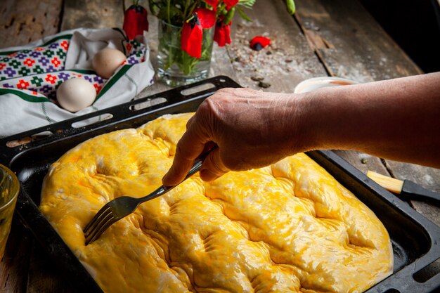 Masa exprimida por el cocinero con un tenedor