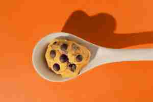 Foto gratuita masa de galleta con chispas de chocolate en una cuchara