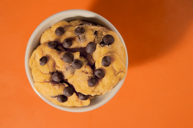 Foto gratuita masa de galleta con chispas de chocolate en un tazón