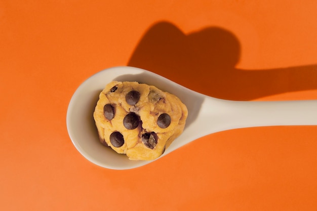 Foto gratuita masa para galletas con chispas de chocolate en la vista superior de la cuchara