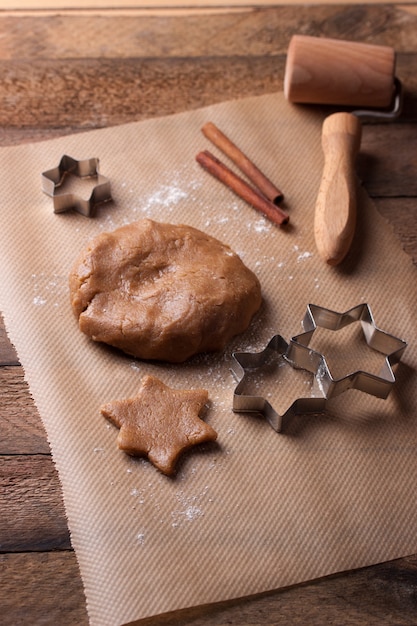 Masa de galletas con elementos decorativos