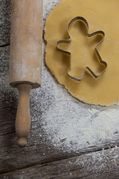 Masa de galletas con un rodillo y harina