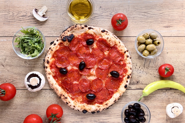 Foto gratuita masa de pizza plana con pepperoni