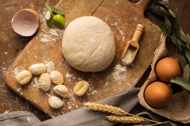 Masa plana y ñoquis de patata en tabla de cortar