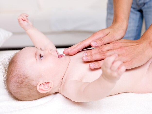 masaje de bebé recién nacido