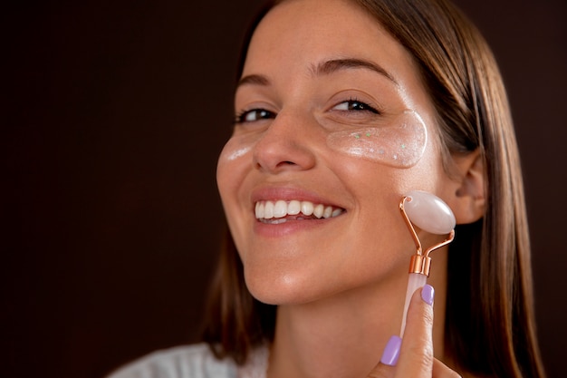 Masaje de cara de mujer sonriente de cerca