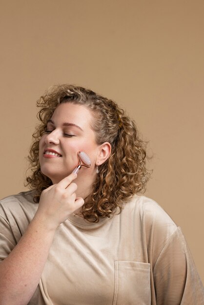 Masaje facial de mujer sonriente de tiro medio