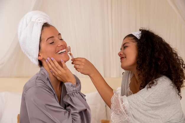 Foto gratuita masaje facial de mujer de tiro medio