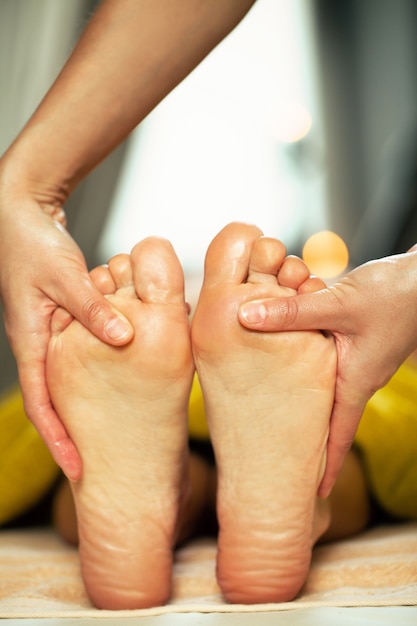 Masaje de pies para una mujer en un spa