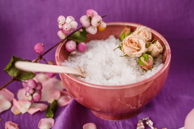 Masaje de spa. Aromaterapia Exfoliante corporal de sal en cuestión púrpura