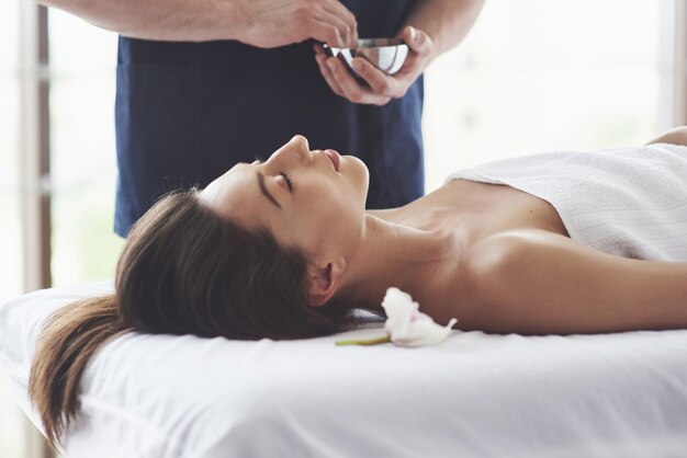 El masajista se prepara para el procedimiento, masaje con efecto mejorador de la salud. Placer de relajación.