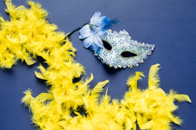 Máscara de carnaval azul sobre fondo azul.