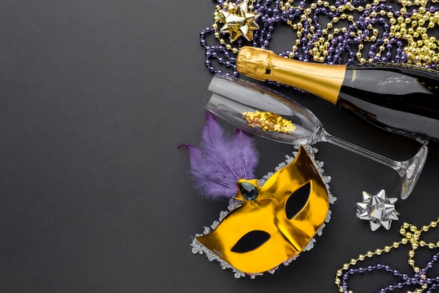 Foto gratuita máscara de carnaval con champaña y joyas.