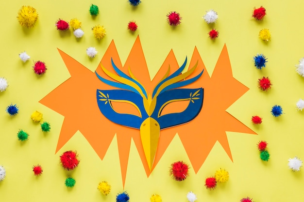 Máscara de carnaval con coloridos pompones
