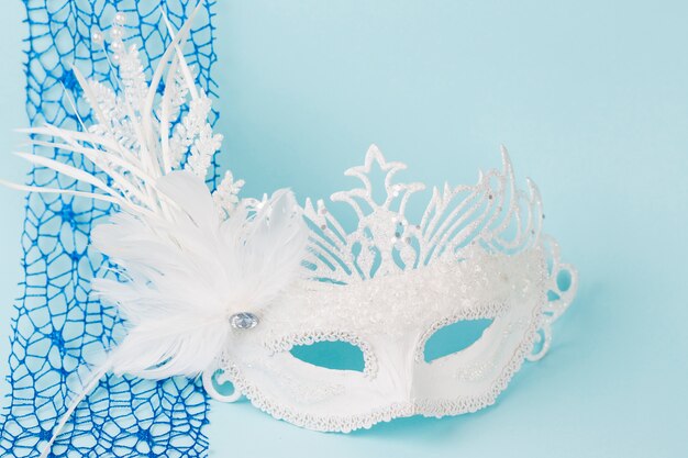 Máscara de carnaval con decoración