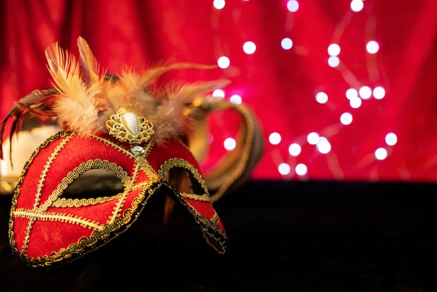 Máscara de carnaval frente a luces borrosas