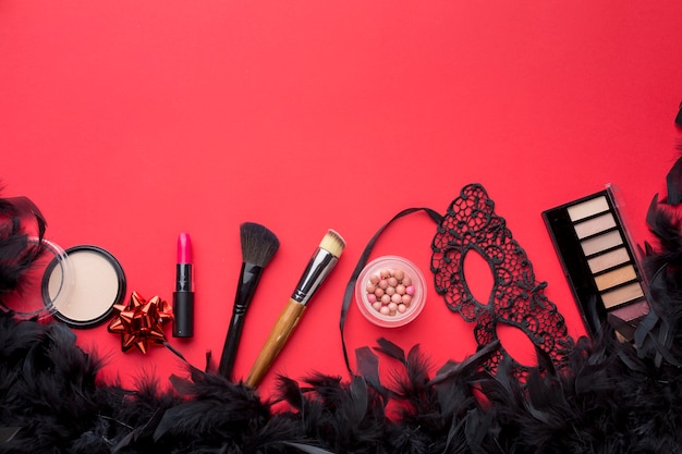 Máscara de carnaval y kit de maquillaje con plumas.