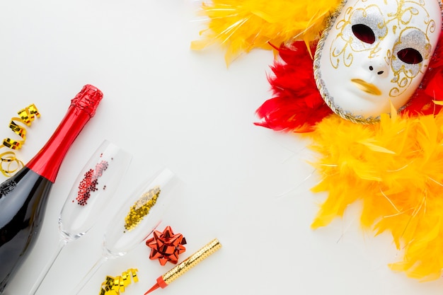 Foto gratuita máscara de carnaval con plumas y champaña.