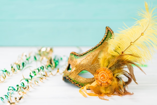 Máscara de carnaval con plumas