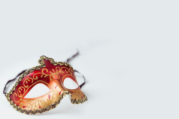 Foto gratuita máscara de carnaval rojo y dorado