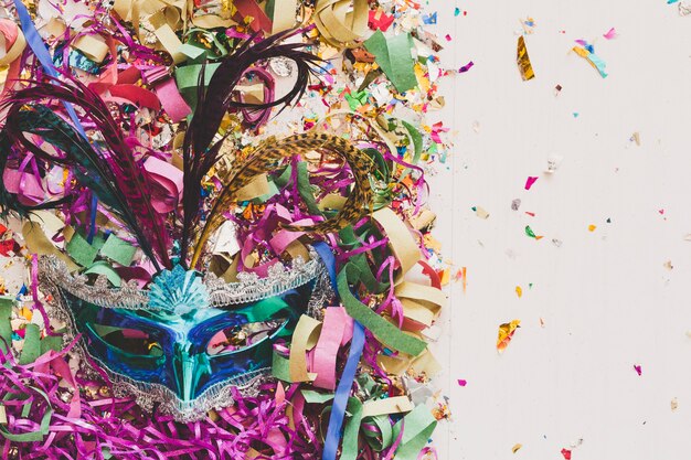 Máscara colorida de carnaval en confeti