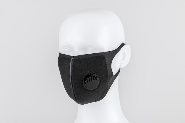 Foto gratuita máscara de espuma negra con válvula en cabeza de maniquí blanco