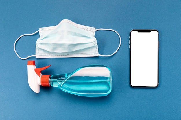 Máscara médica laica plana con teléfono en blanco